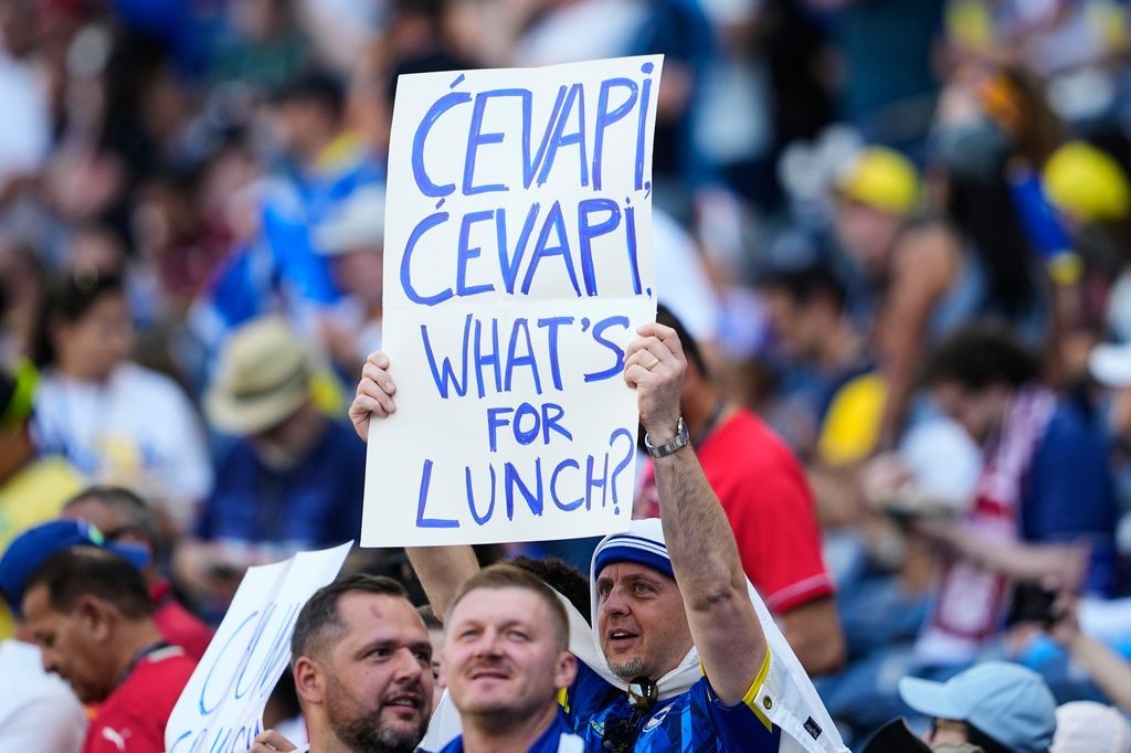 Transparent na tribinama u Sijetlu privukao pažnju: "Ćevapi, ćevapi, what's for lunch"