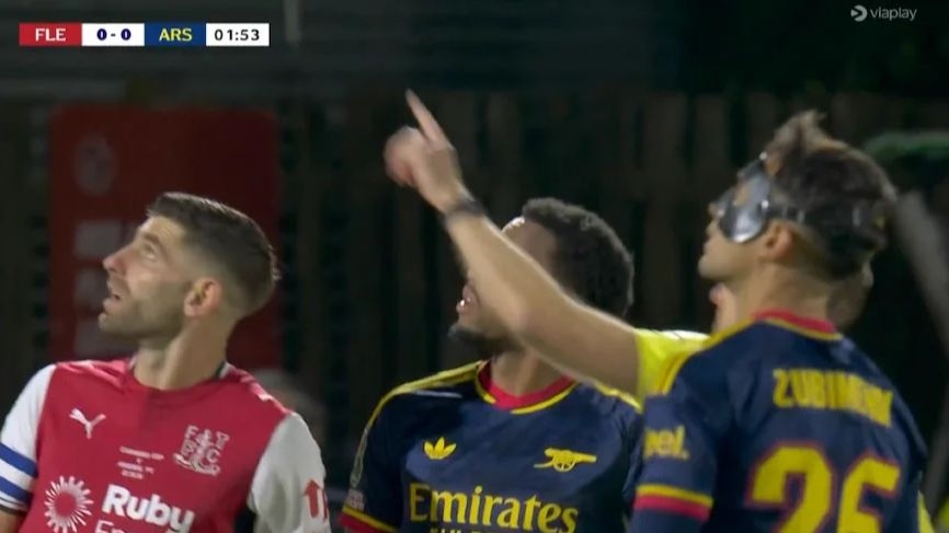 Sudac prekinuo utakmicu Arsenala i pokazivao igačima prema nebu, društvene mreže bruje o vanzemaljcima (VIDEO)