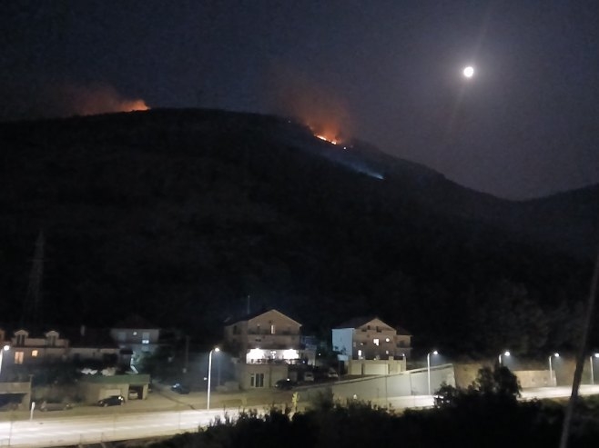 Trebinje prekriveno dimom: Vatrogasci ulažu maksimalne napore da spriječe širenje vatre