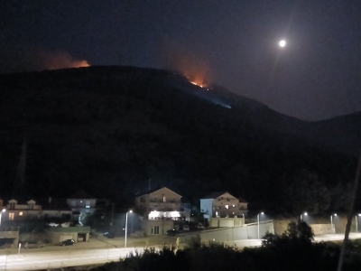 Trebinje prekriveno dimom: Vatrogasci ulažu maksimalne napore da spriječe širenje vatre