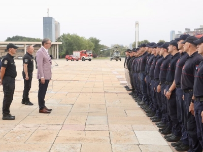 Vučić i Dačić dočekali vatrogasce-spasioce iz Španije