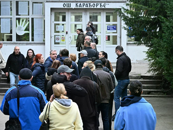 Srbija danas bira – građani glasaju na vanrednim parlamentarnim izborima