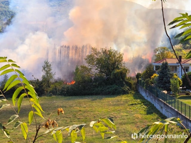 Požar u Mostaru: Gust dim iznad Ulice blajburških žrtava, vatrogasci brane kuće