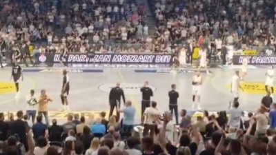 Video / Emotivne scene u Beogradu: Partizanovi navijači odali počast Edinu Avdiću