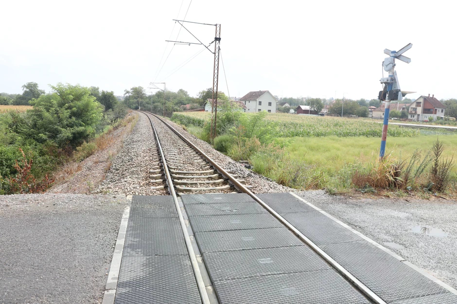 PTICA IZAZVALA HAOS NA ŽELJEZNIČKOJ STANICI Električni luk od 25.000 volti probušio krov lokomotive
