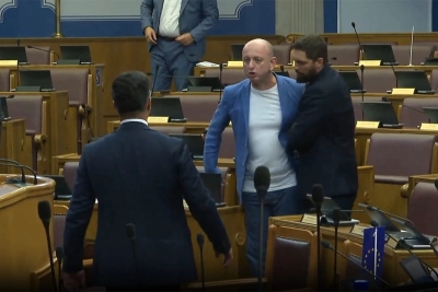 Haos u parlamentu Crne Gore: Ministar policije krenuo na Kneževića (VIDEO)