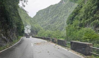 Oprez na putevima: Magla, odroni i klizišta otežavaju vožnju