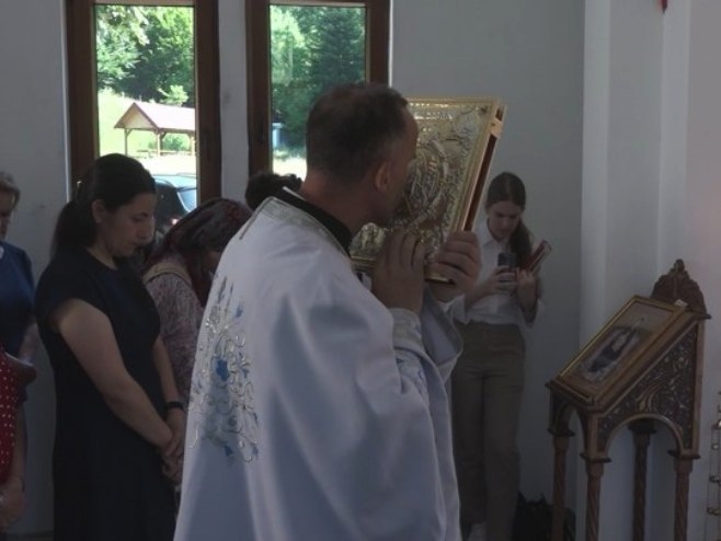 Pomen srpskim žrtvama Vozuće u povratničkom naselju Stog (VIDEO)
