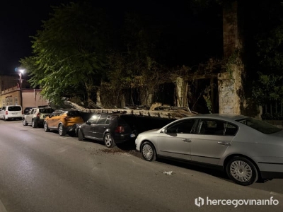 FOTO Dio ruševine pao na automobile u Mostaru