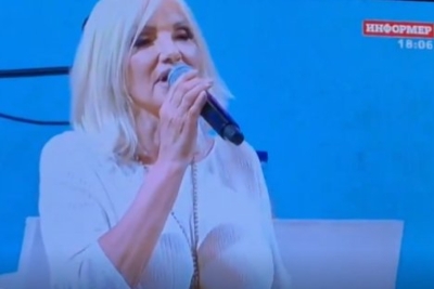 KAKO JE VUČIĆEVA PJEVALJKA OSKRNAVILA SEVDALINKU: Pogledajte ovo izvođenje na predizbornom mitingu SNS-a (VIDEO)