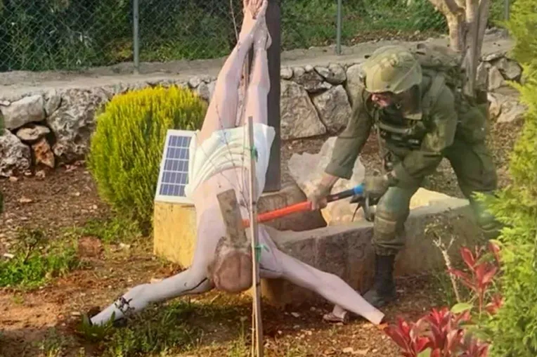 Izraelski vojnik maljem razbio kip Isusa