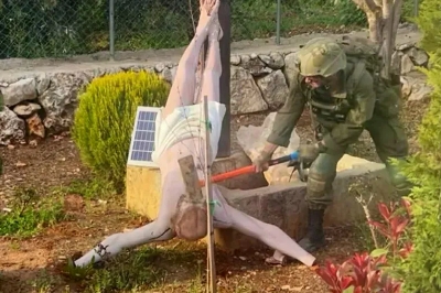 Izraelski vojnik maljem razbio kip Isusa