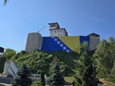 PRIMJER LJUBAVI PREMA DOMOVINI: Najveća zastava BiH postavljena na kulu Husein-kapetana Gradaščevića (FOTO)