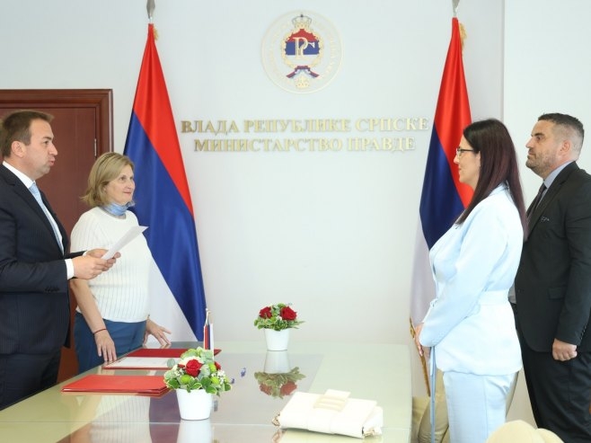 Selak uručio povelje novoimenovanim notarima