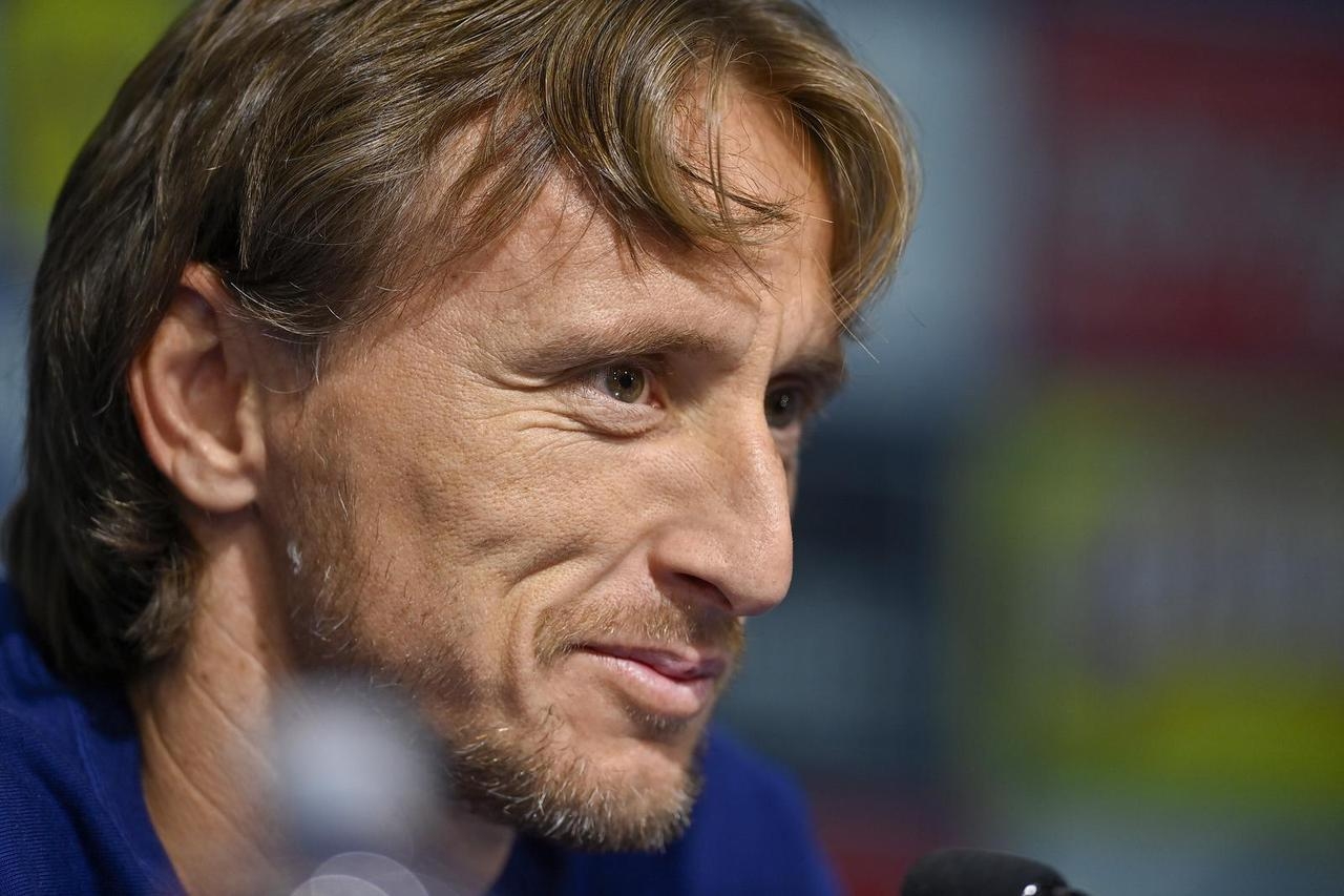 Modrić pozirao s majkom i ocem, pažnju opet privukla skromna rođendanska torta