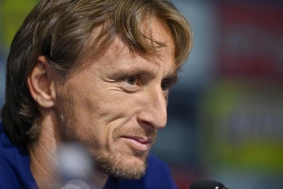 Modrić pozirao s majkom i ocem, pažnju opet privukla skromna rođendanska torta