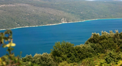 Jezero na Jadranu kojem je zabranjeno prići: Nema nijedan vidljiv dotok, a dno mu je 60 metara ispod mora