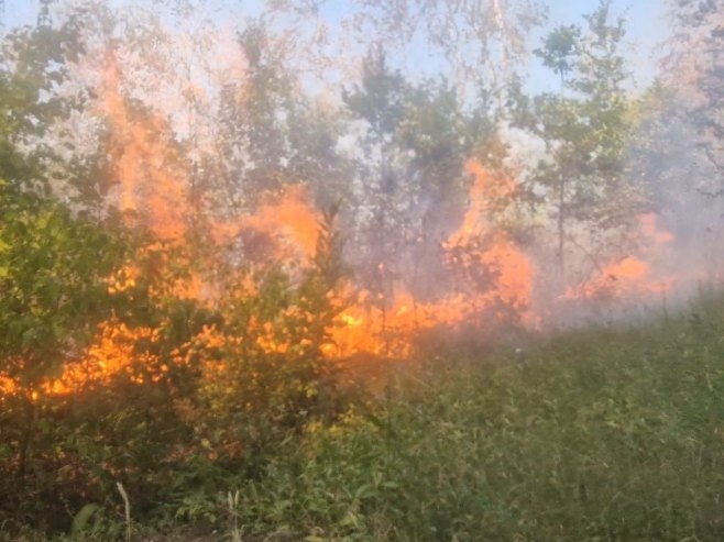 Јoš uvijek aktivan požar kod Šimića, ekipe na terenu (FOTO/VIDEO)
