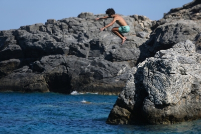 Horor u Grčkoj: Konj PREGAZIO DJEVOJČICU (5) dok se igrala na plaži, roditelji vrištali dok je ležala nepomična