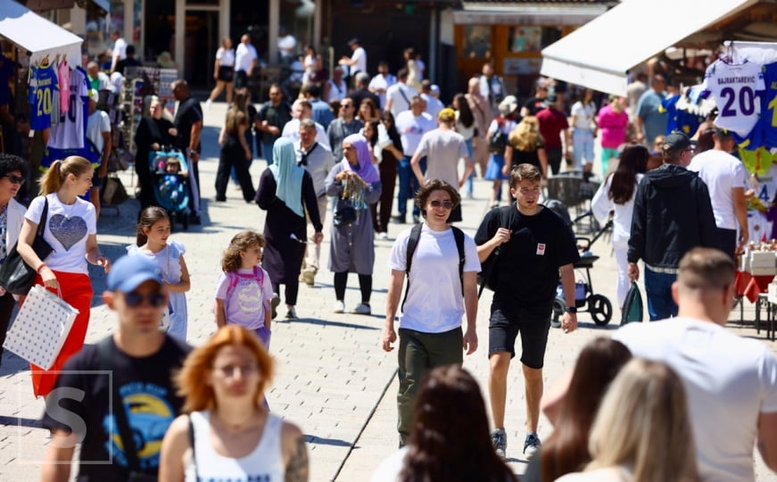 Sarajevo se budi: Turisti preplavili gradske ulice