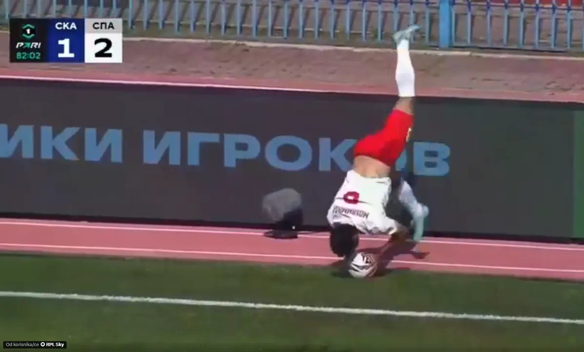 Asistencija iz auta kakva se rijetko viđa: Napravio salto pa savršeno pronašao saigrača (VIDEO)