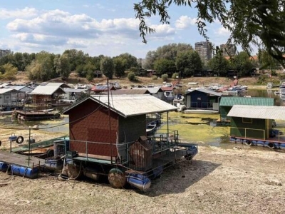 Dunav kod Novog Sada presušuje: Čamci ostali zarobljeni u blatu