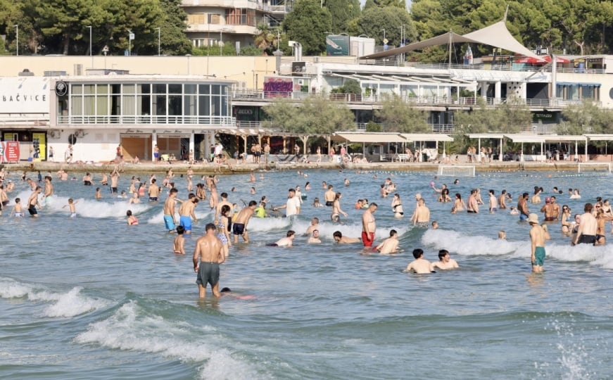 Njemački turisti kažnjeni na Jadranu: Žena se kupala na balkonu, komšije ih prijavile