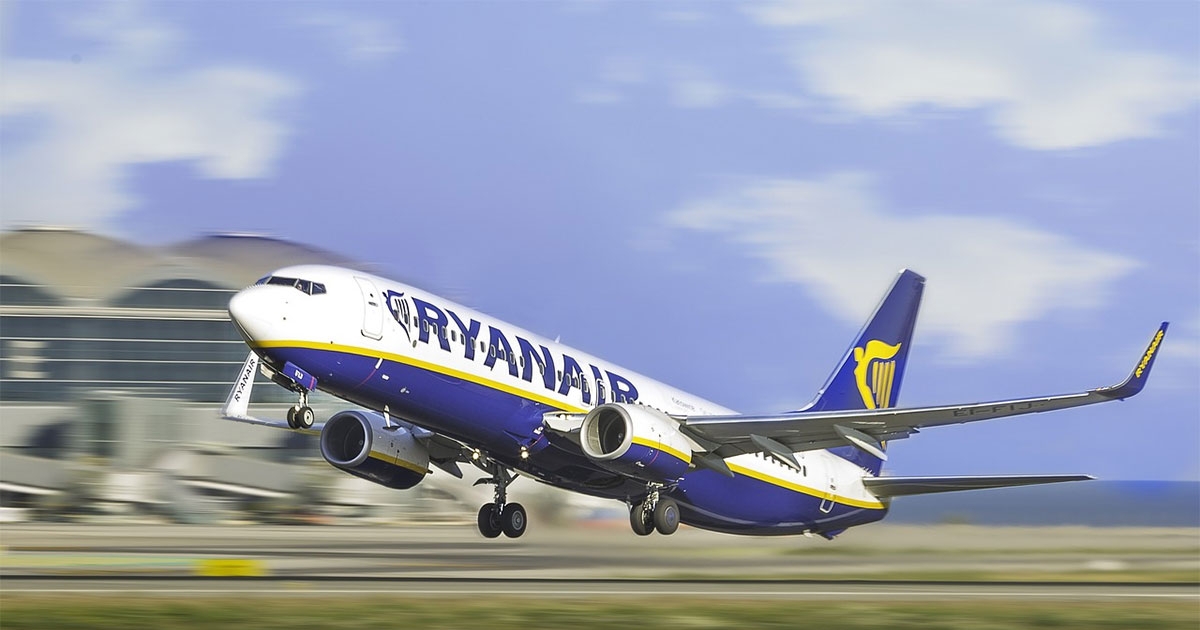 Ryanair pod istragom zbog naplate roditeljima za sjedenje sa djecom