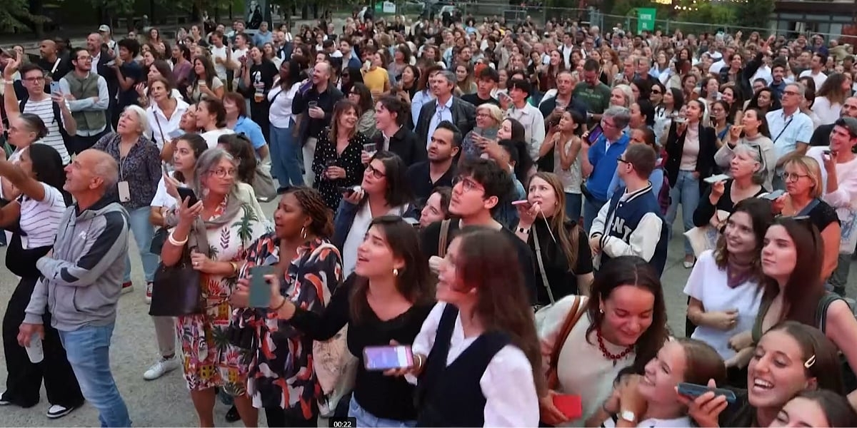 Fanovi Celine Dion organizovali karaoke na otvorenom u Parizu, stotine ljudi zapjevale njene najveće hitove