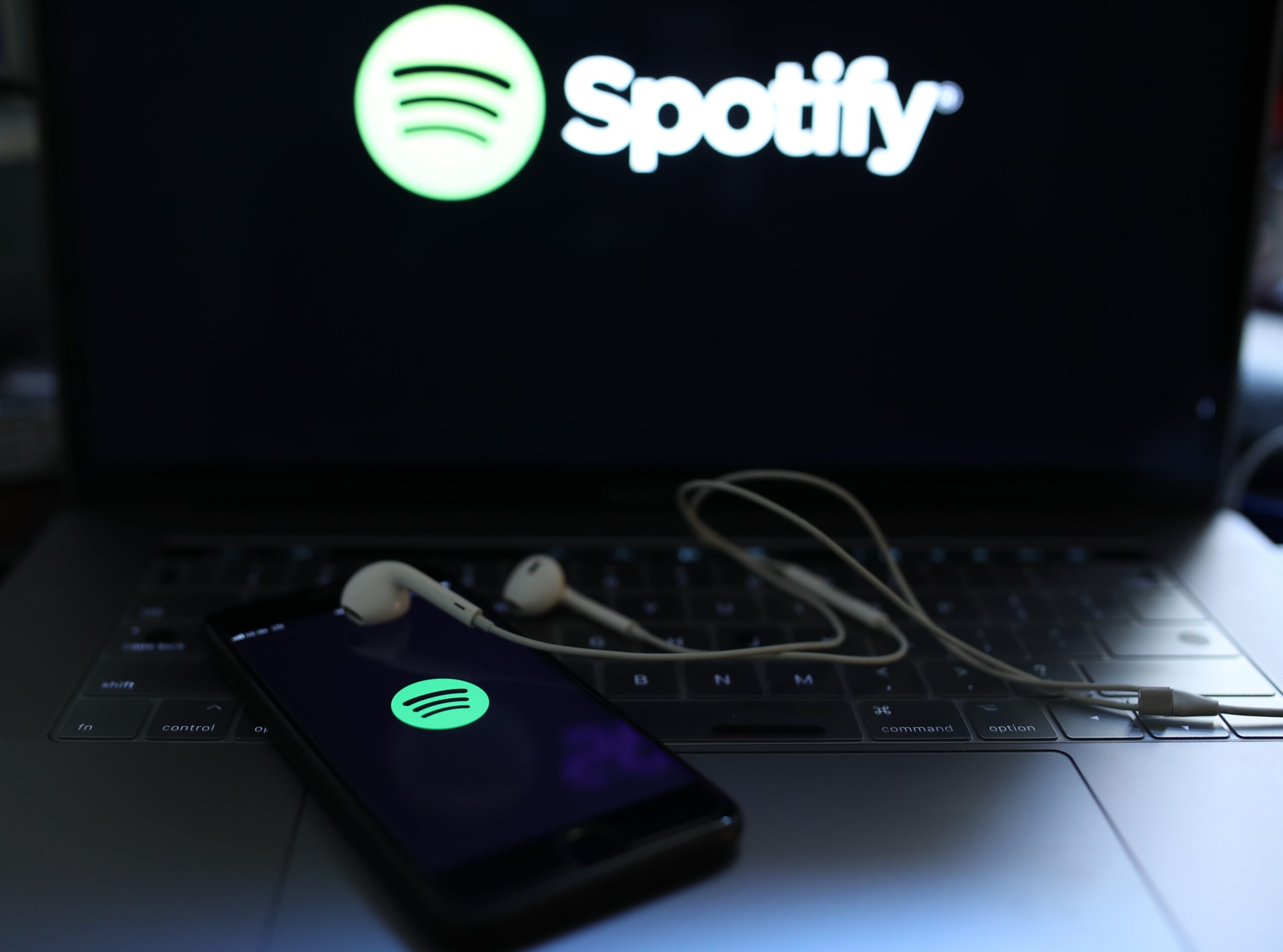Tejlor Svift na samom vrhu liste: Spotifaj objavio listu najslušanijih izvođača i pjesama U POSLJEDNJIH 20 GODINA