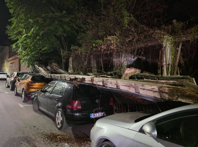 Dio oronule i ruševne Alajbegovića kuće pao na tri automobila