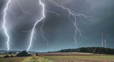 Meteorolozi upozoravaju: Kada grmi – mobilni telefon može da eksplodira