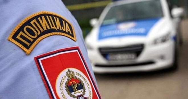 Policija na Palama pregovara sa Sarajlijom koji ne želi sići sa drveta