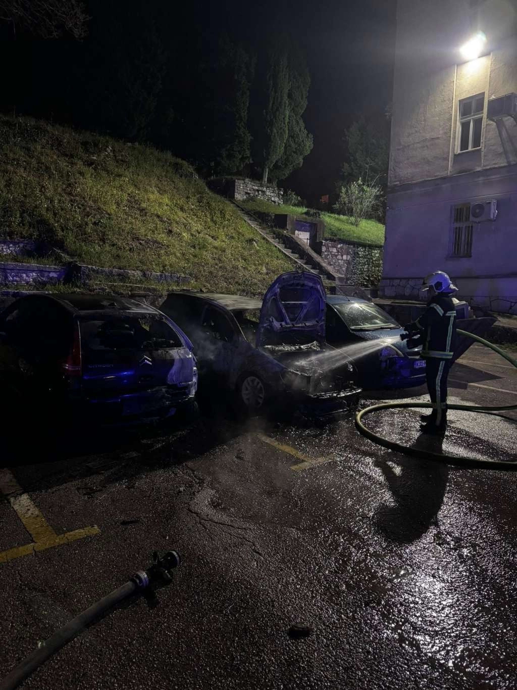 U Mostaru uhićene dvije osobe zbog podmetanja požara na više vozila