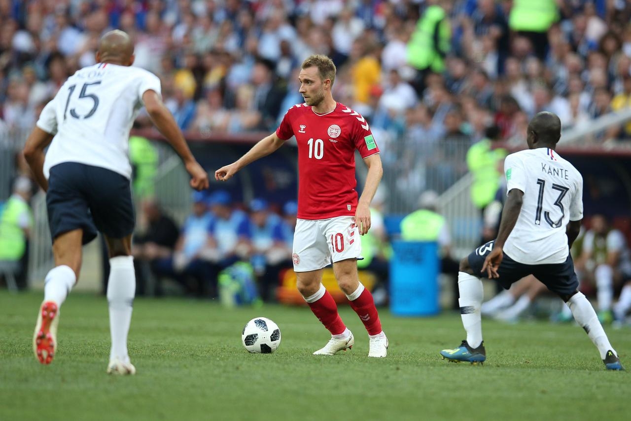 Christian Eriksen opet se srušio na utakmici! Odvezli ga u bolnicu, susret prekinut