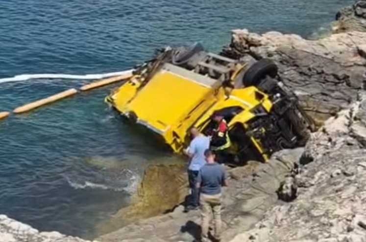 Drama na Jadranu: Kamion pao u more, kupači skakali u vodu (Video)