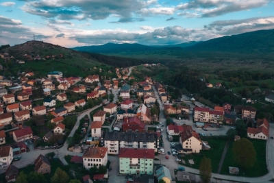 'SVI PUTEVI MAKADAMSKI, OSIM ONOG ZA...': Opština bez banke i pekare kupuje luksuzni terenac od 164.000 KM