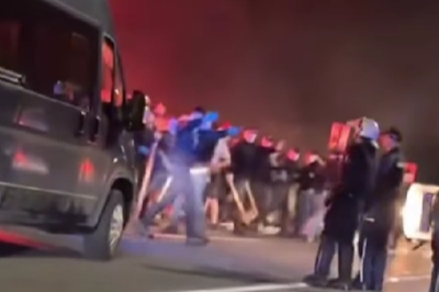 Nevjerojatne scene u Srbiji: Umjesto da ih spriječe, policajci 'pomogli' Delijama u napadu?