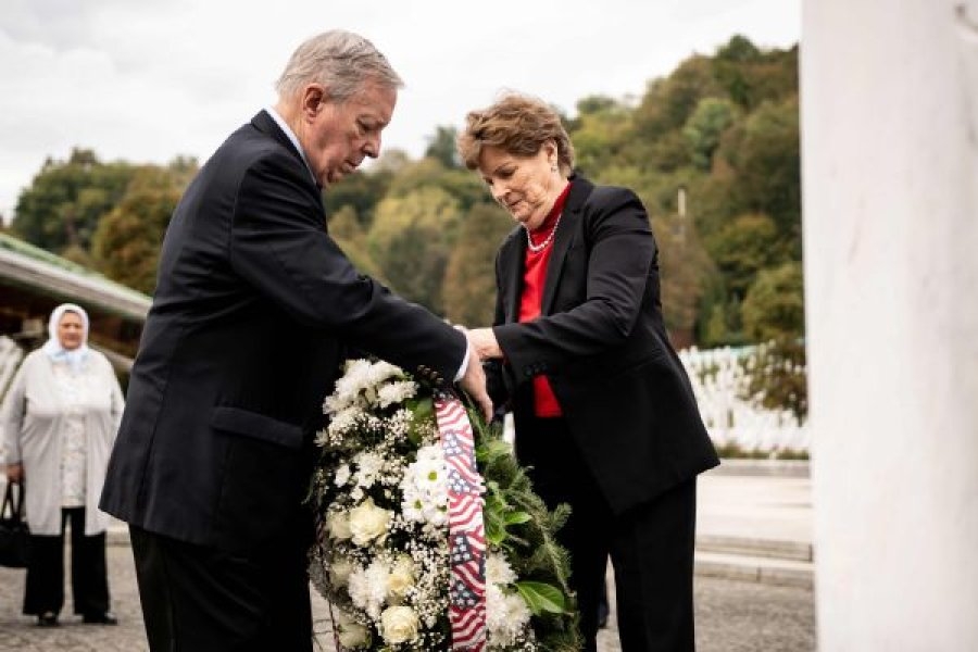 Posjeta u važnom trenutku: Američki senatori Jeanne Shaheen i Dick Durbin stigli u Memorijalni centar Srebrenica