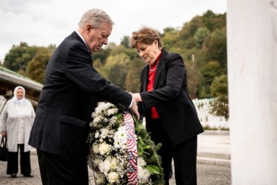 Posjeta u važnom trenutku: Američki senatori Jeanne Shaheen i Dick Durbin stigli u Memorijalni centar Srebrenica