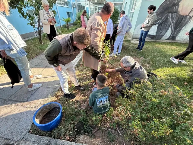 'Hlad ispod istog drveta': 200 djece i učenika zasadilo 64 sadnice na 17 lokacija na području Mostara