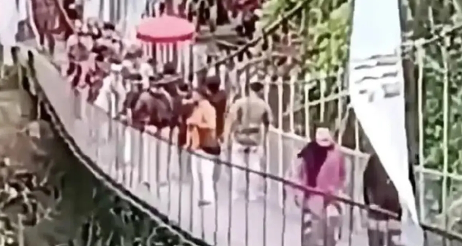 JEZIVE SCENE NA MOSTU Konstrukcija se nakrivila usred otvaranja, ljudi pali u provaliju