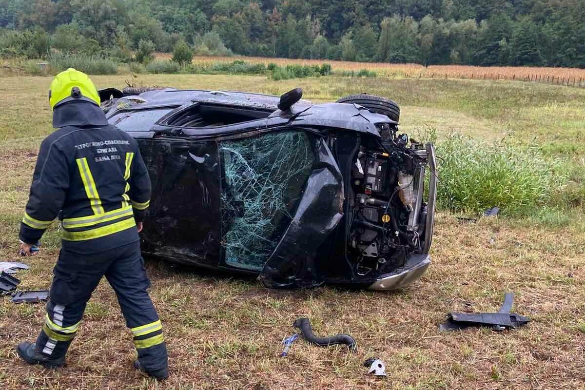(FOTO) Povrijeđene 3 osobe: Teška nesreća kod Banjaluke, automobil prevrnut na bok