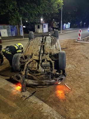 (FOTO) Detalji teške nesreće u Banjaluci: Automobil se prevrnuo na krov, povrijeđene 2 osobe, vozač pobjegao