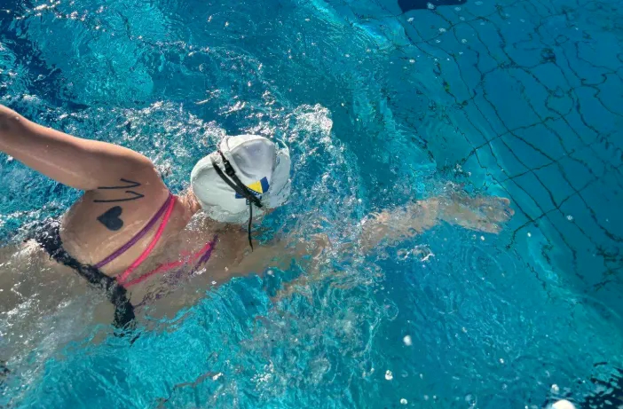 Kakav podvig 11-godišnje Sarajke: Preplivala 11 kilometara u čast Edina Džeke
