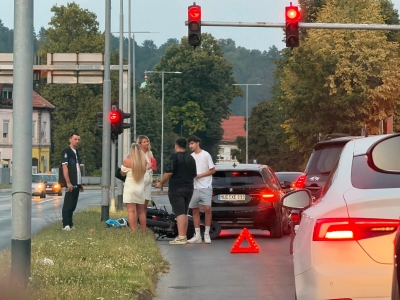 Nesreća u Tuzli: Motociklista udario u automobil, nastale velike gužve