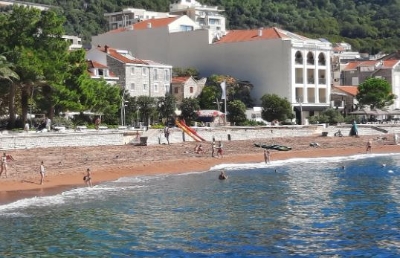 Zakupci otkrili cjenovnik za ovu sezonu: Evo koliko novca morate da izdvojite ZA LEŽALJKE u Crnoj Gori
