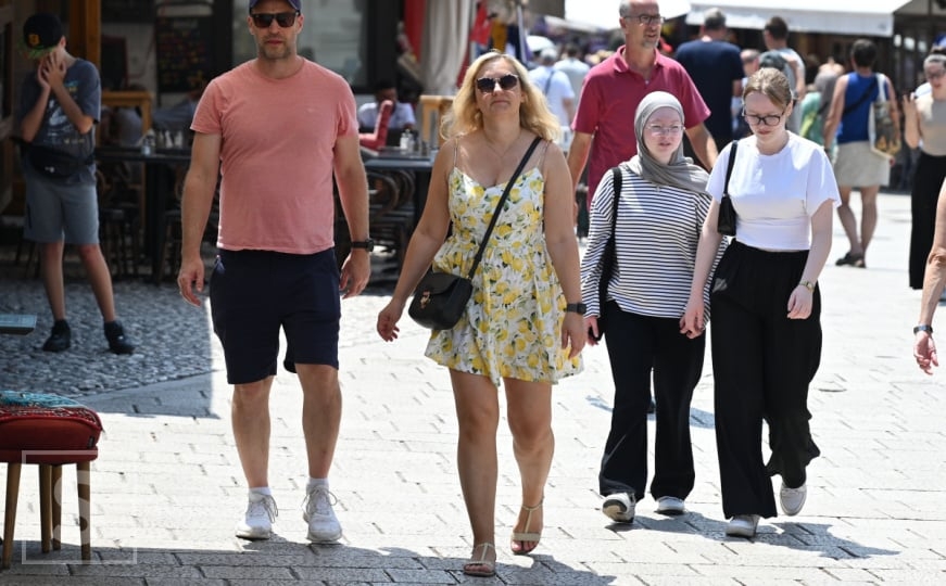 Ljetna atmosfera u Sarajevu: Osvježenje se traži na svakom koraku