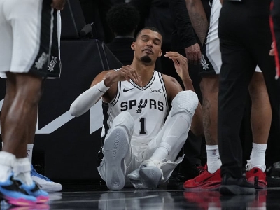 Horor scena na NBA utakmici: Stravičan pad Viktora Vembanjame (FOTO, VIDEO)