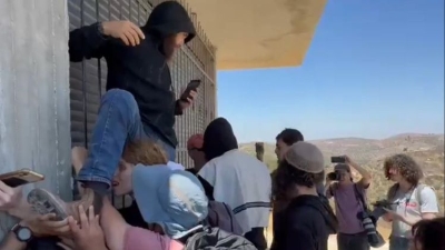 Video / Izraelski doseljenici upali u palestinsko selo: Provaljivali u kuću, vojska ih pustila